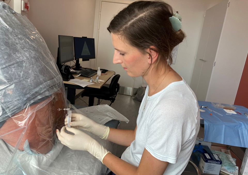Elise Jonasson er her ved at tappe rygmarvsvæske på en patient.