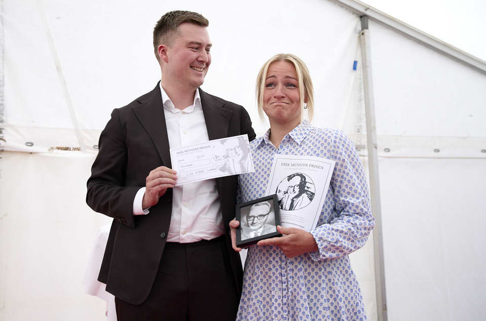 Den netop færdige Lisa Lambæk holdt først talen på vegne af holdet af studerende, og modtog efterfølgende Erik Münster-prisen for Menneskelighed i Medicin af Erik Münsters barnebarn, Frederik Bloch Münster, Foto: Robert Wengler