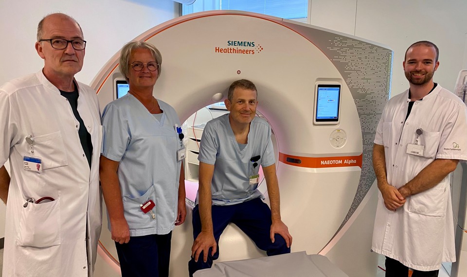 På billedet står Søren Thorup Scheuer (th.) sammen med de to radiografer, Martin Kusk og Dorthe Møller (i midten), der også er en del af teamet i forskningsprojektet.