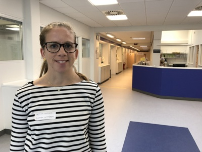 Bettina Kofoed hjælper patienterne på Sydvestjysk Sygehus i Grindsted med at udfylde PRO.