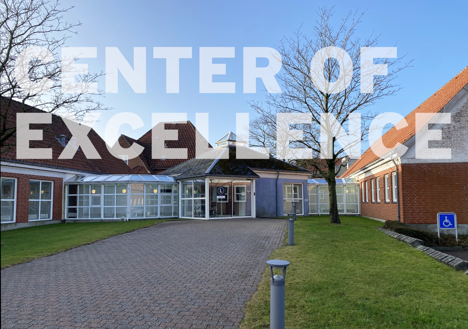 Grafik med foto af Bygning L i kombination med teksten Center of excellence