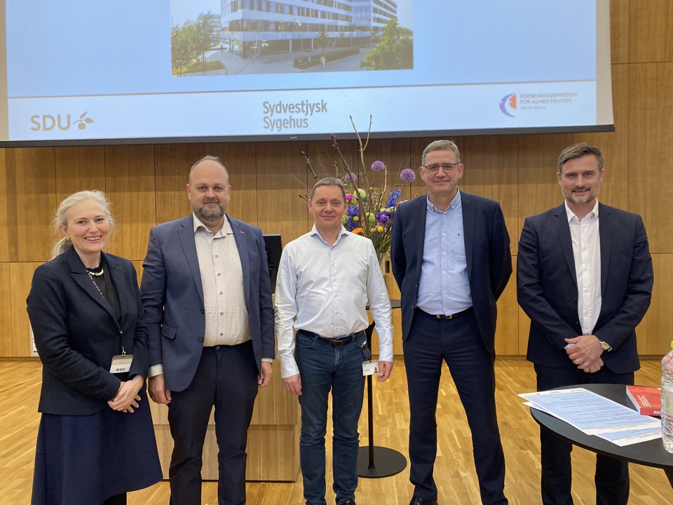 Foto: Anna-Marie Bloch Münster, lægelig direktør på SVS, Jens Søndergaard, leder af Forskningsenheden for Almen Praksis i Odense og i Esbjerg ved Fonden for Almen Praksis samt professor og praktiserende læge og klinisk farmakolog, Per Busk, administrerende direktør på SVS, Jørgen Skadborg, PLOs formand og Jens Ringsmose, rektor på SDU. 