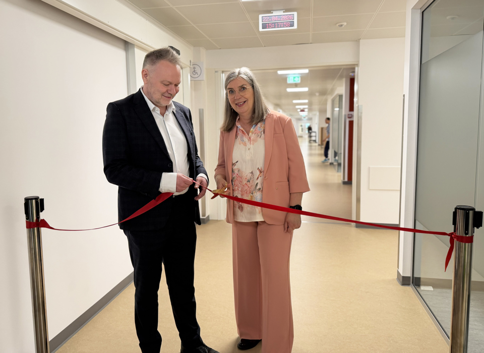 Regionsrådsformand Bo Libergren og formand for Sundhedsråd Sydvestjylland, Mette With Hagensen ved klipning af snoren til de nye ambulatorieområder