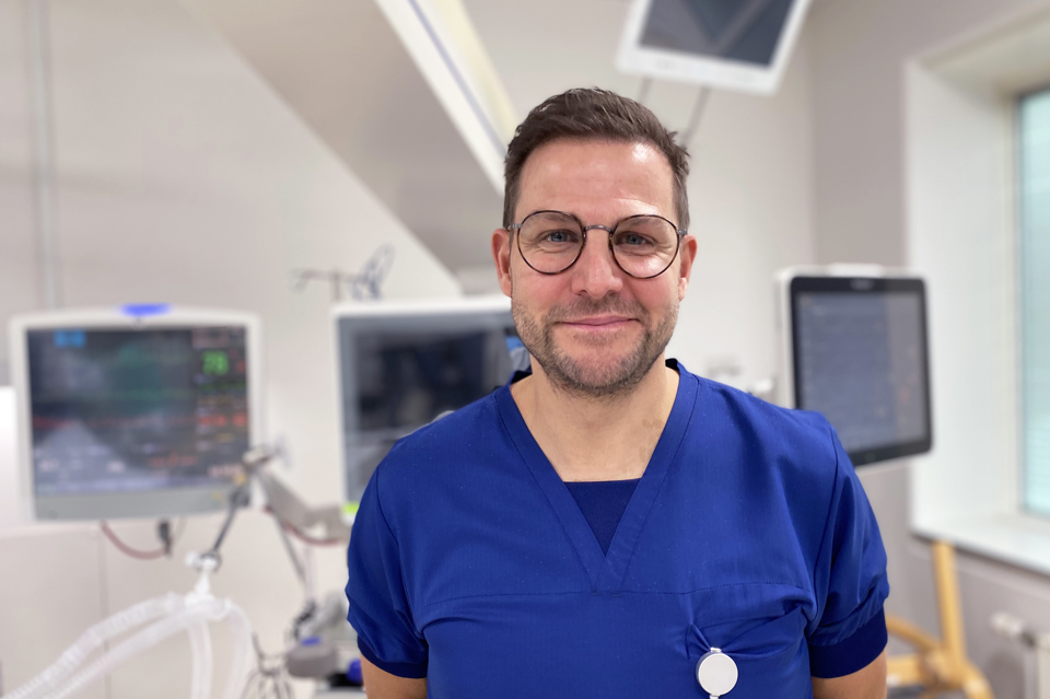 Jakob Oxlund fotograferet på en intensiv-stue