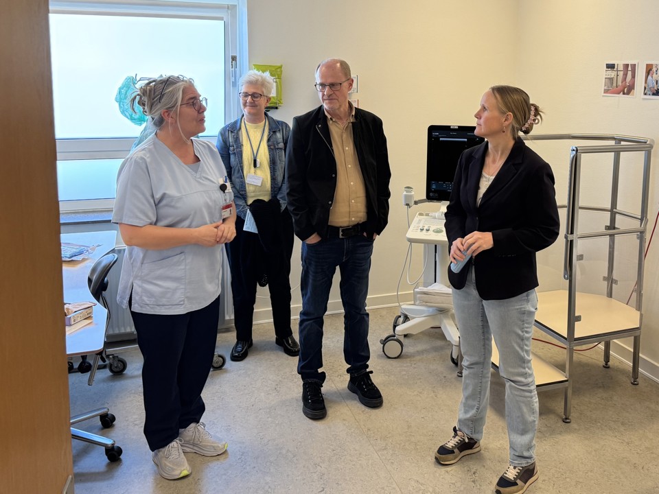 Oversygeplejerske Charlotte Pugh viser rundt på Veneklinikken på Brørup Sundhedscenter.