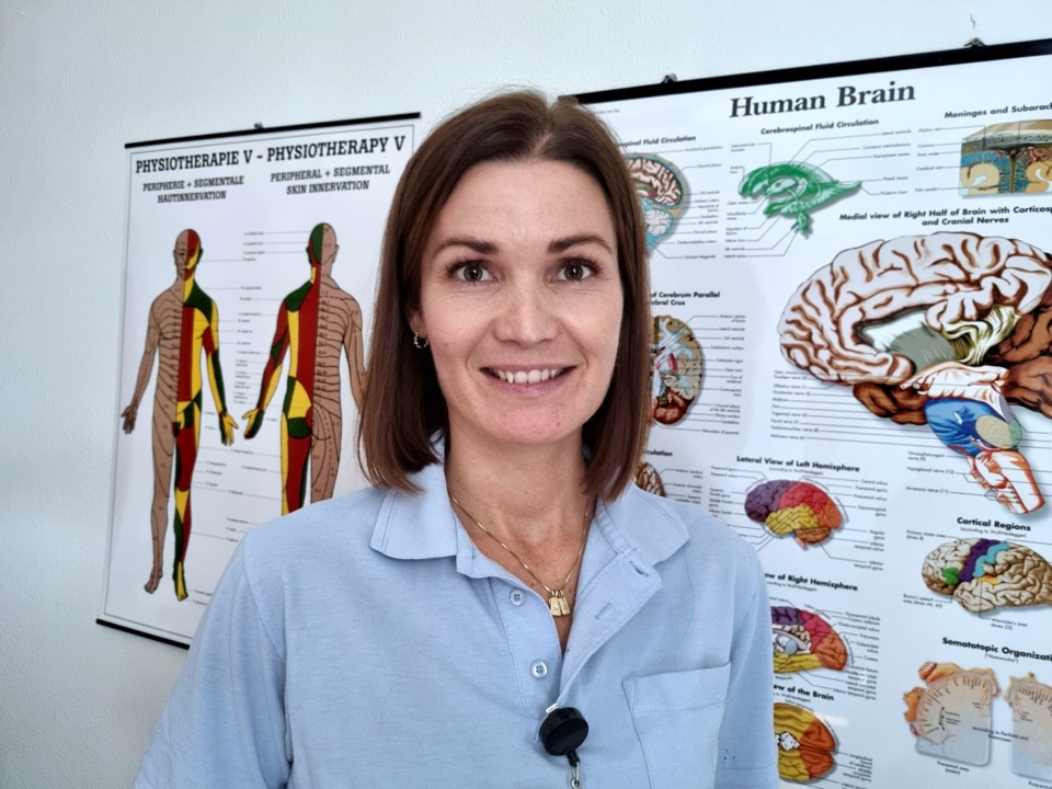 Sasha Revelius Gaj Baatz er sygeplejerske og ph.d.-studerende på afdeling for hjerne- og nervesygdomme ved Esbjerg Sygehus. Hun forsker i fremtidens behandling for patienter med langvarig hovedpine efter hjernerystelse.