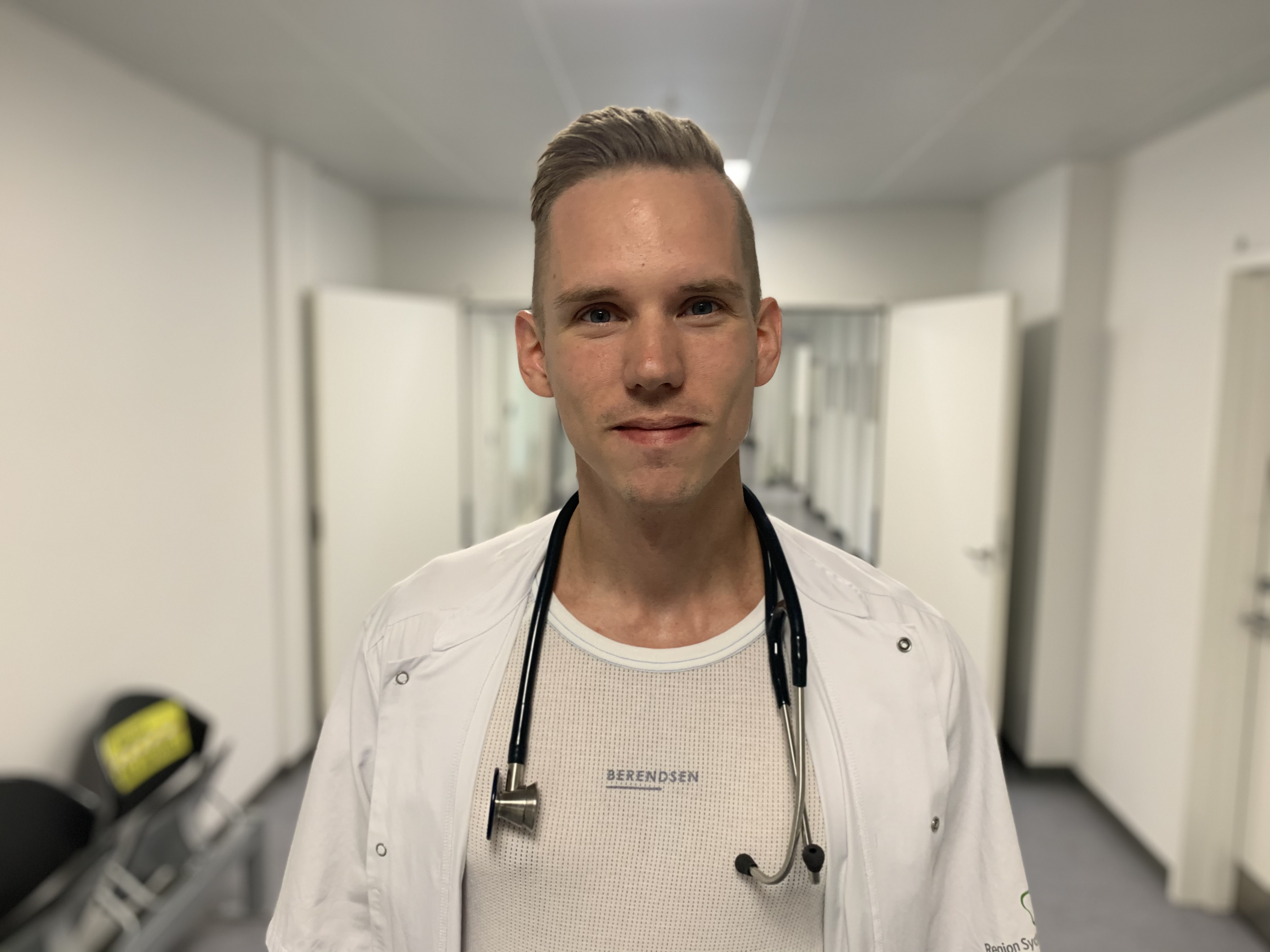 Foto: Læge og ph.d.-studerende Kristian Tækker Madsen undersøger i et nyt projekt muligheden for tidlig opsporing af de patienter, som er i risiko for vedvarende symptomer.